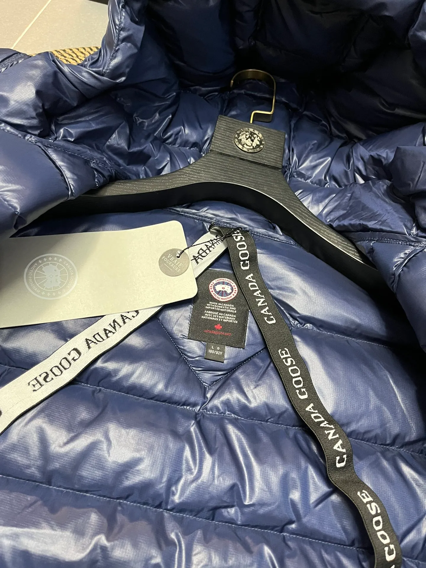 P940 Top 🔥purchase version 𝘾𝘼𝙉𝘼𝘿𝘼 𝙂𝙊𝙊𝙎𝙀/Canada Goose 2227 thin and light style. It’s super lightweight and doesn’t feel any weight on your upper body at all! Show more temperament‼  Canada Goose, a Canadian brand, has always been recognized as the warmest down jacket. Various Instagram celebrities, Internet celebrities, and celebrities often wear it for street photos. I make Canada Goose every year, but I still can’t get rid of my love for the goose. No matter how cold the winter is, there is no need to be afraid. Canada Goose is the legendary warmest down jacket and is known as a must-have for Arctic outdoor sports! The most popular down jacket in the world, celebrities are rushing to buy it, it is a must-have! Size: S-2XL Color: silver gray (red label) silver gray (black label), black (red label), black (black label), dark blue